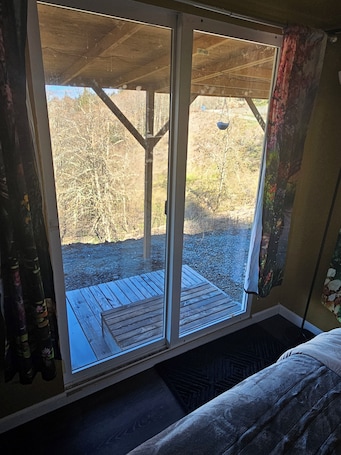 1 bedroom, WiFi, bed sheets. Charming lodge in delightful Kelso with AC, WiFi
