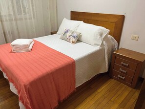 3 habitaciones, tabla de planchar con plancha, wifi y ropa de cama 