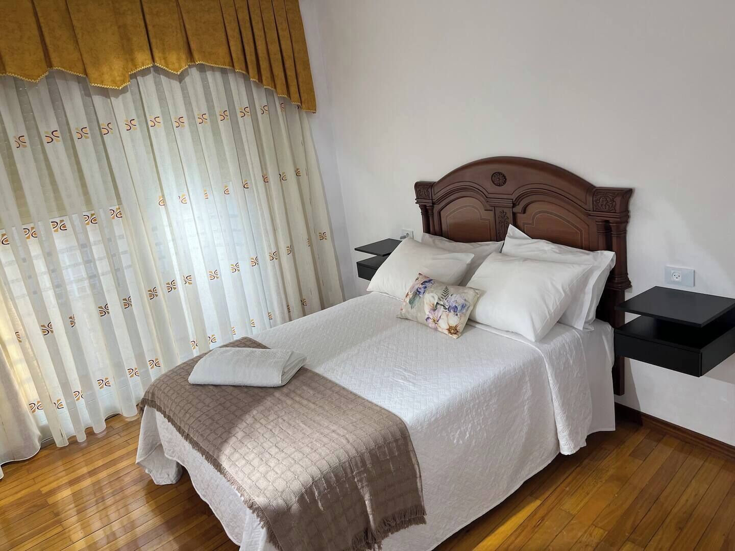 3 slaapkamers, een strijkplank/strijkijzer, wifi, beddengoed