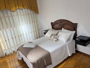 3 chambres, fer et planche à repasser, Wi-Fi, draps fournis