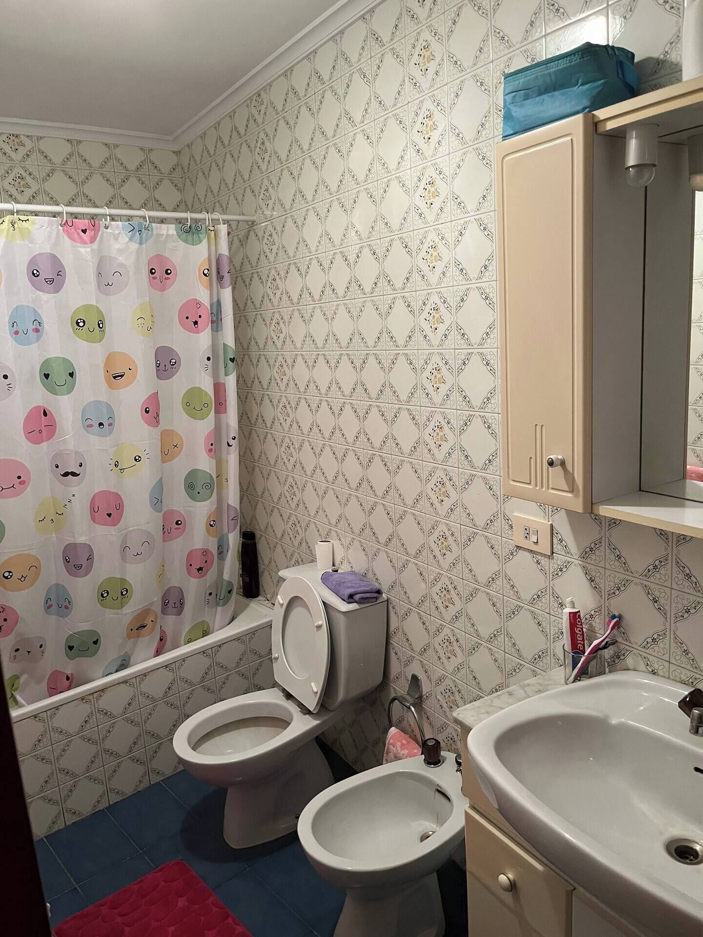 Douche, serviettes fournies, savon, papier toilette