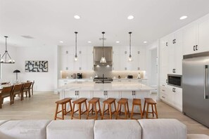 Interior - Heated Pool, Fire pit, backyard grill, Phoenix DT (Phoenix)
