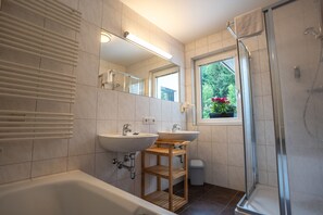 Douche, séchoir à cheveux, serviettes fournies