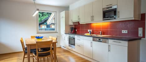 Geladeira, micro-ondas, fogão, lava-louças