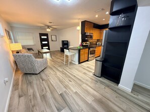 Smart TV - Charming 3‑BR Sarasota Retreat — Minutes to Beaches & Downtown (Sarasota)