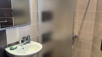 SĂšche-cheveux, serviettes fournies, savon, papier toilette