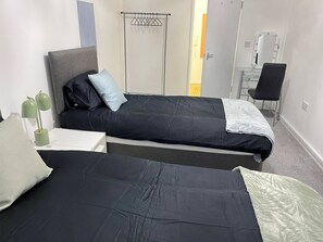 2 室のベッドルーム、アイロン / アイロン台、WiFi、ベッドシーツ