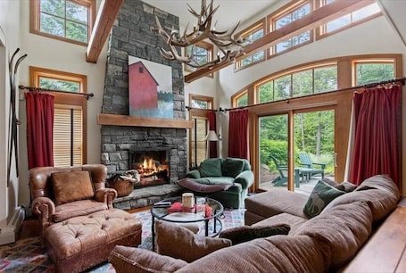 Smart TV y chimenea . Luxury Condo Stratton Mountain