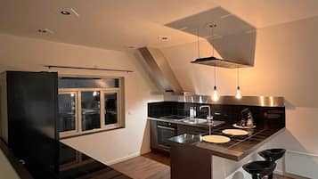 Geladeira, micro-ondas, fogão, cooktop