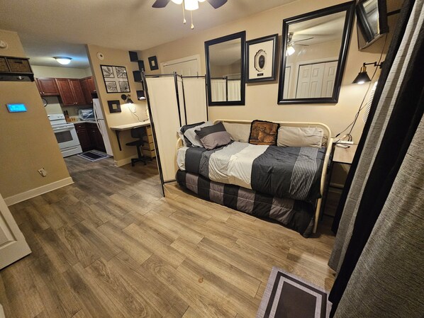 1 bedroom, desk, free WiFi, bed sheets
