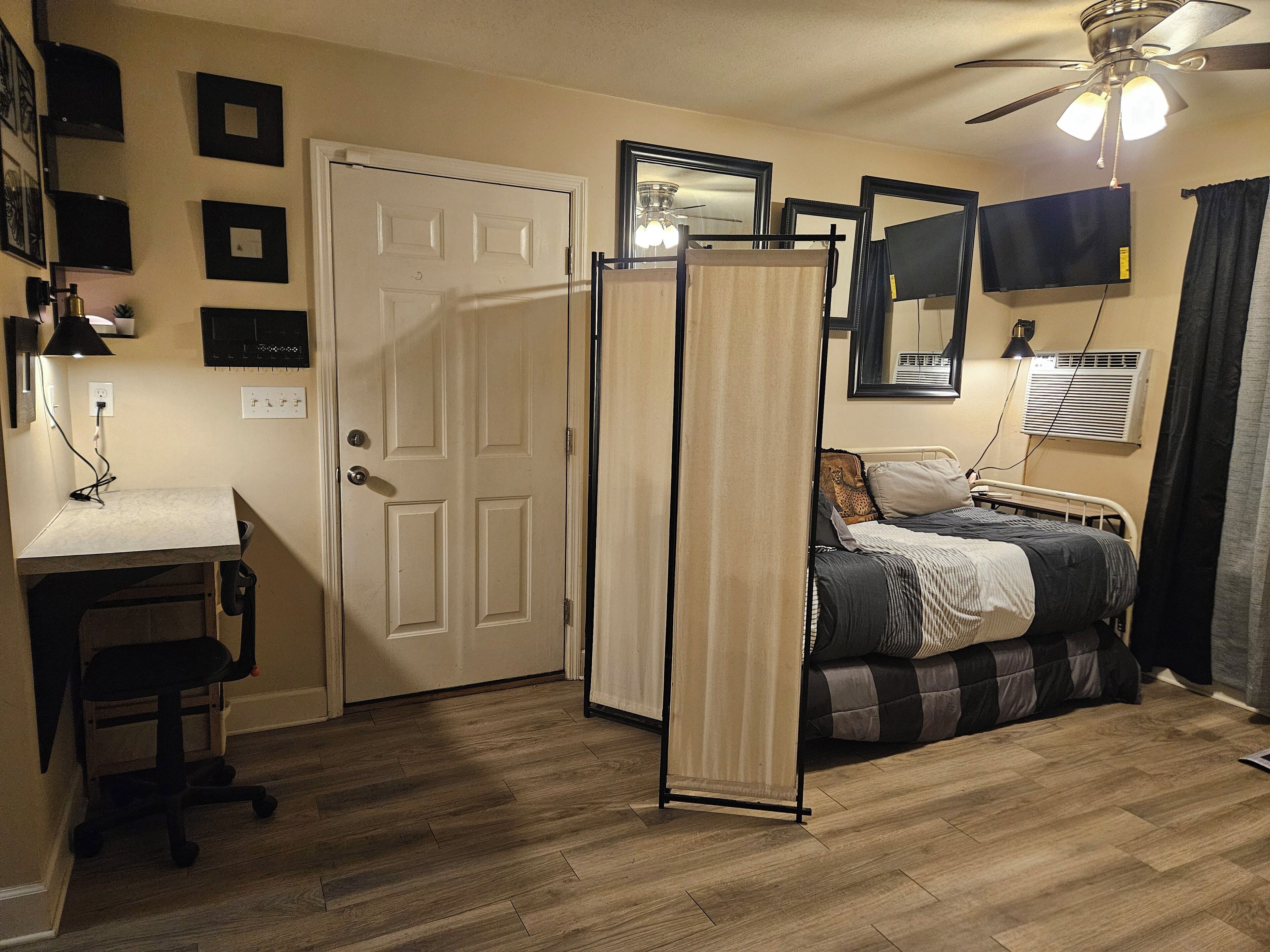 1 bedroom, desk, WiFi (free), bed sheets
