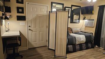 1 bedroom, desk, WiFi (free), bed sheets