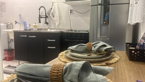 雪櫃、微波爐、焗爐、爐具