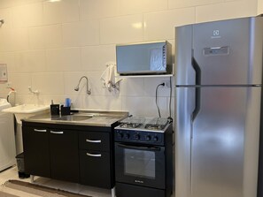 Fridge, microwave, oven, stovetop - APARTMENT 102 BORA BORA RESIDENCE WITH EXCLUSIVE BALCONY (Costa e Silva Joinville)
