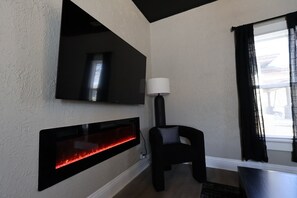 Interior - Delano Dazzler 1 Bedroom Single Family Home (Wichita)