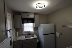 Private kitchen - Delano Dazzler 1 Bedroom Single Family Home (Wichita)