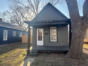Exterior detail - Delano Dazzler 1 Bedroom Single Family Home (Wichita)