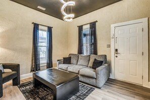 Living area - Delano Dazzler 1 Bedroom Single Family Home (Wichita)