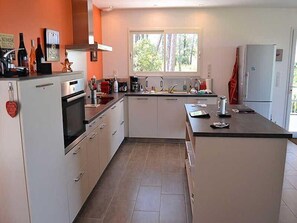 Kühlschrank, Mikrowelle, Ofen, Geschirrspüler