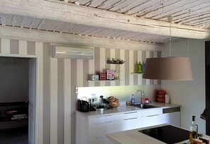 Kjøleskap, mikrobølgeovn, ovn og oppvaskmaskin