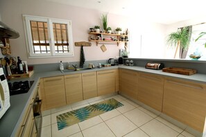 Frigorifero, microonde, forno, lavastoviglie