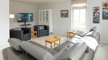 TV, table football, ping pong, stereo