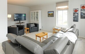 Fernseher, Tischfußball, Tischtennisplatte, Stereoanlage