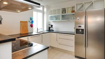 Fridge, microwave, dishwasher, coffee/tea maker