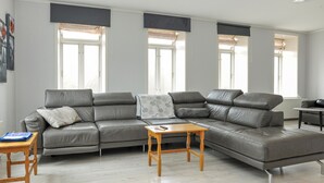 Fernseher, Tischfußball, Tischtennisplatte, Stereoanlage