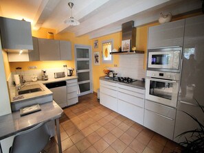 Kühlschrank, Mikrowelle, Ofen, Geschirrspüler