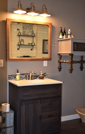 Hiustenkuivaaja, pyyhkeet, saippua, sampoo