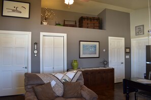 Televisio, DVD-soitin, kirjoja