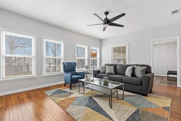 Living area - Charming 1-bedroom home with AC and WiFi in lovely Fort Worth (Fort Worth)