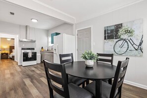 Dining - Charming 1-bedroom home with AC and WiFi in lovely Fort Worth (Fort Worth)