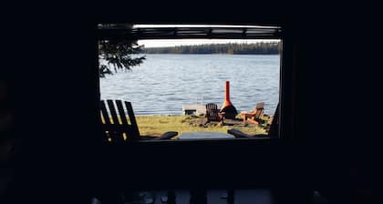 Beautiful, waterfront Log Cabin on very private, ranch. Relax Off-grid!