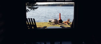 Beautiful, waterfront Log Cabin on very private, ranch. Relax Off-grid!