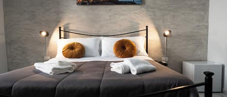 Chambre Double Classique, vue cour intérieure | Bureau, Wi-Fi gratuit