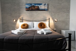 Classic Double Room, Courtyard View | Desk, free WiFi - San Felice Palace (Naples)