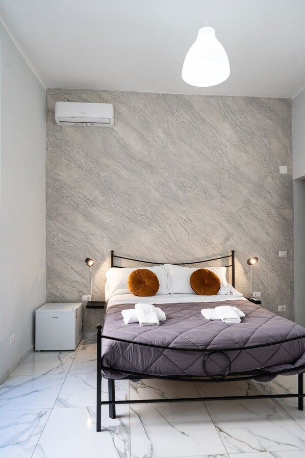 Basic Double Room, Courtyard View | Desk, free WiFi