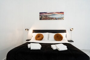 Deluxe Triple Room, Courtyard View | Desk, free WiFi - San Felice Palace (Naples)