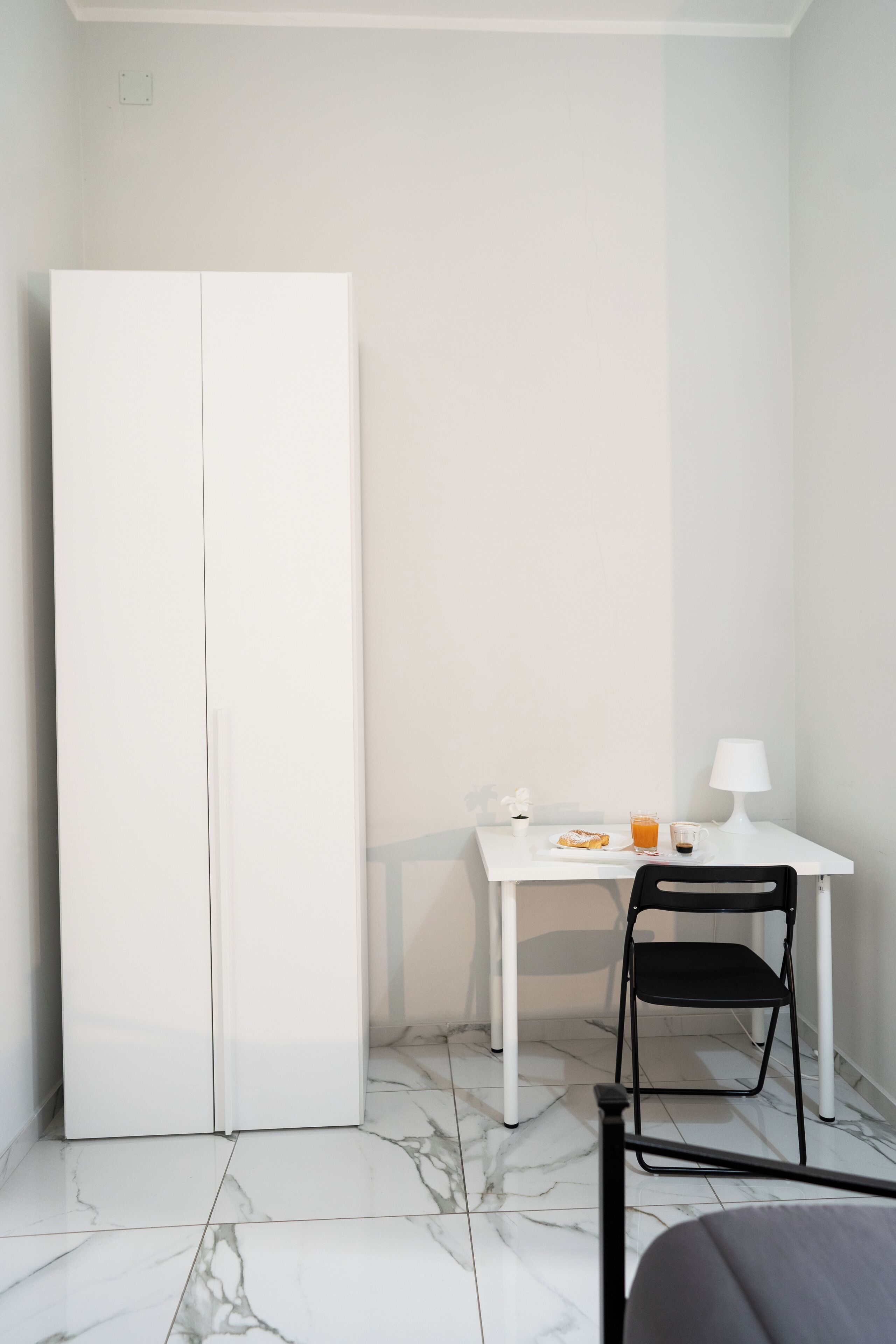 Quarto casal clássico, vista para o pátio | Guarda-roupa