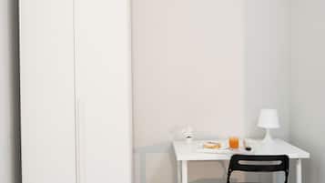 Quarto casal clássico, vista para o pátio | Guarda-roupa