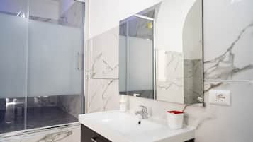 Kamar Triple Deluks, pemandangan halaman | Kamar mandi | Shower, pengering rambut, handuk, dan sabun