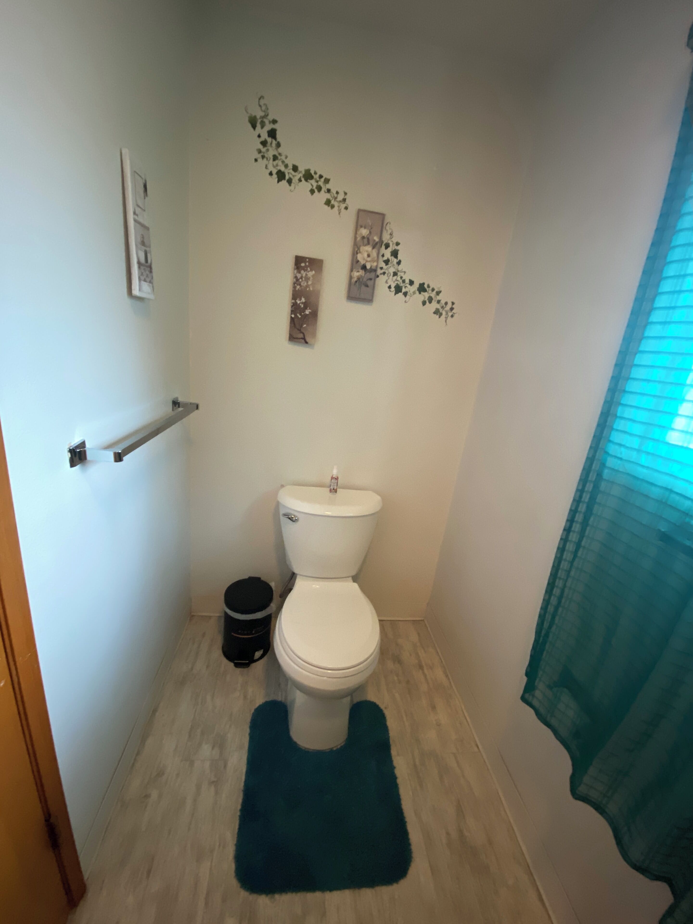 Suihku, hiustenkuivaaja, pyyhkeet, saippua