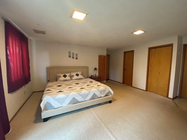 1 habitación, tabla de planchar con plancha, wifi y ropa de cama