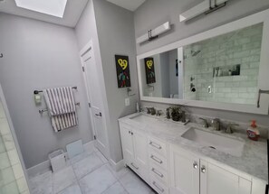 Dusche, Haartrockner, Handtücher, Seife
