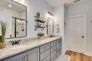 Dusche, Haartrockner, Handtücher, Seife