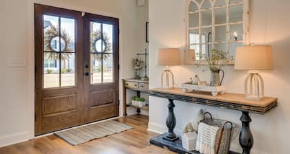 Spacious 5-bedroom house on a private pond just 10 miles from Augusta National