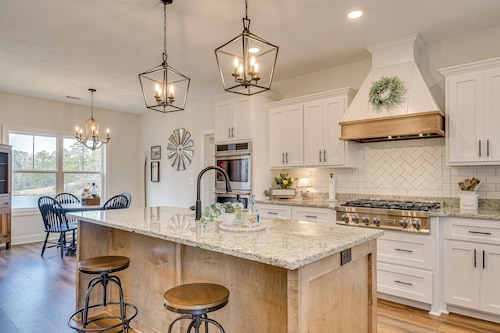 Spacious 5-bedroom house on a private pond just 10 miles from Augusta National