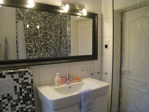 Shower, hair dryer, towels - Vacation apartment Sommergarten - Small, enchanting apartment in Badestraße in (Unknown)